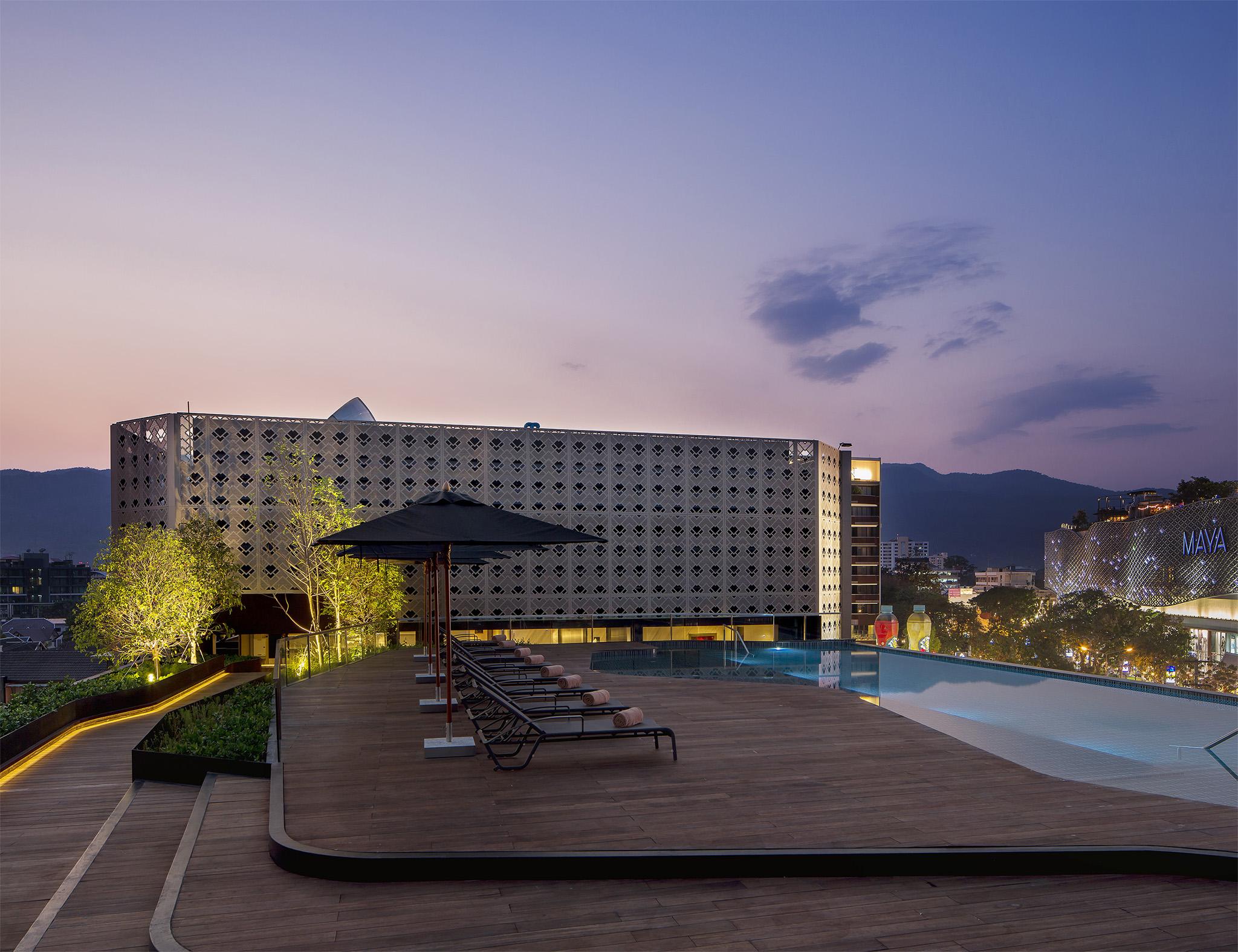 U Nimman Chiang Mai Hotel Екстериор снимка The hotel's rooftop pool