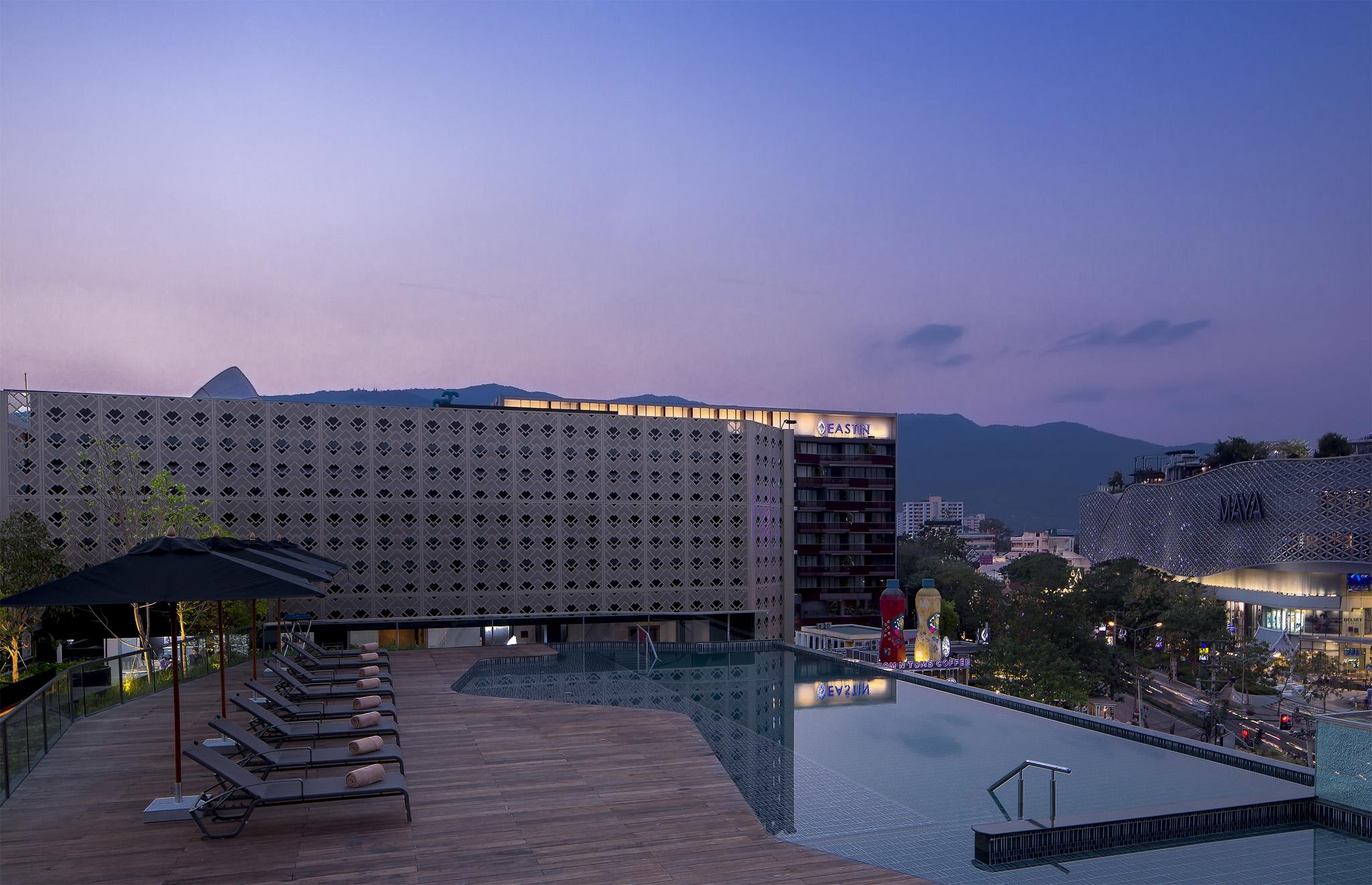 U Nimman Chiang Mai Hotel Екстериор снимка The hotel's rooftop pool