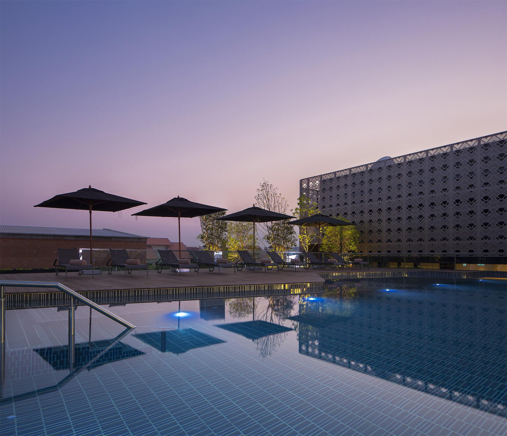 U Nimman Chiang Mai Hotel Екстериор снимка The swimming pool at the hotel